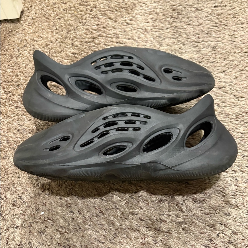 Yeezy Foam Runners ‘Onyx’ - Picture 5 of 5